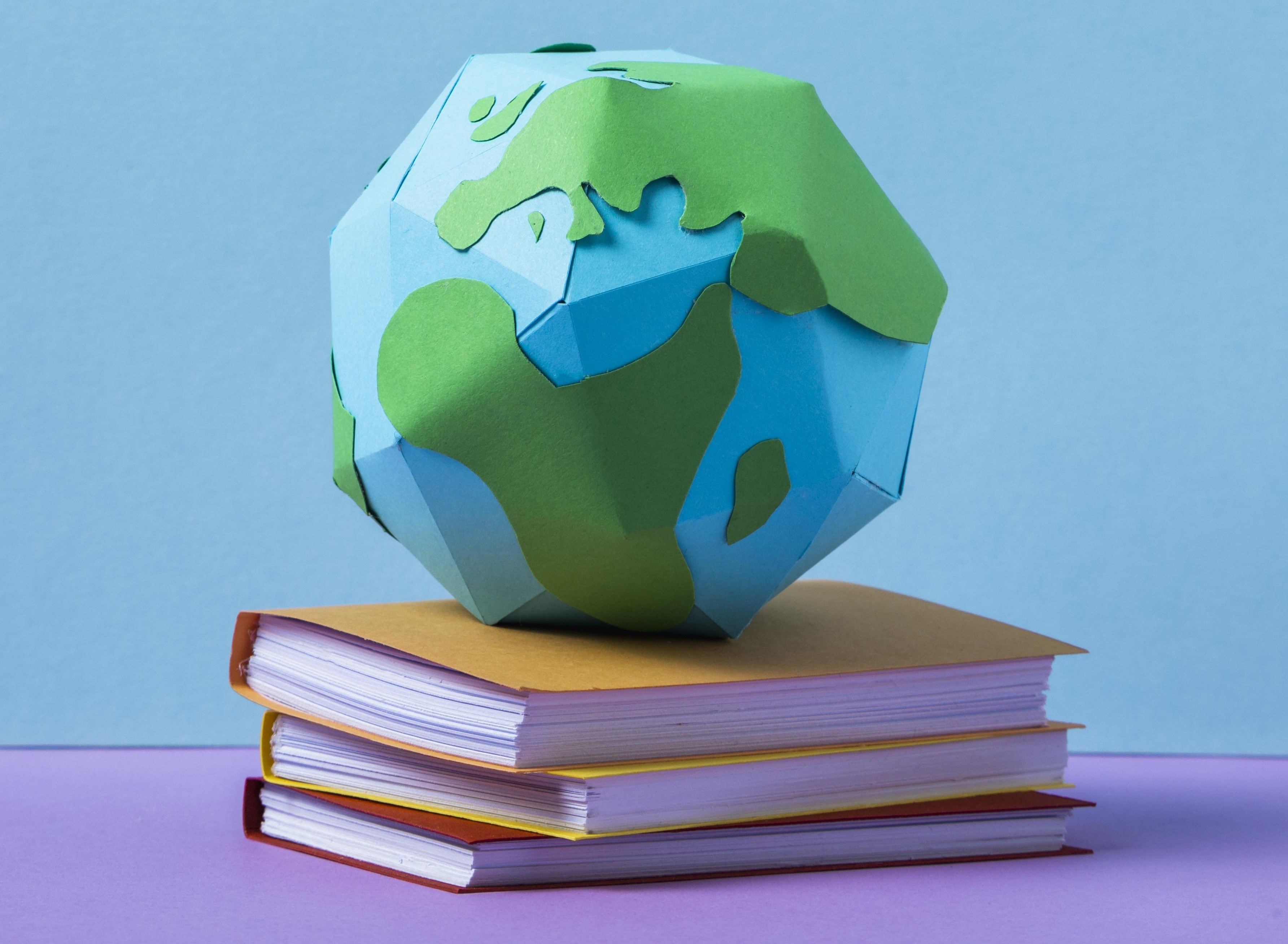 Weltkugel aus Karton auf zwei Büchern